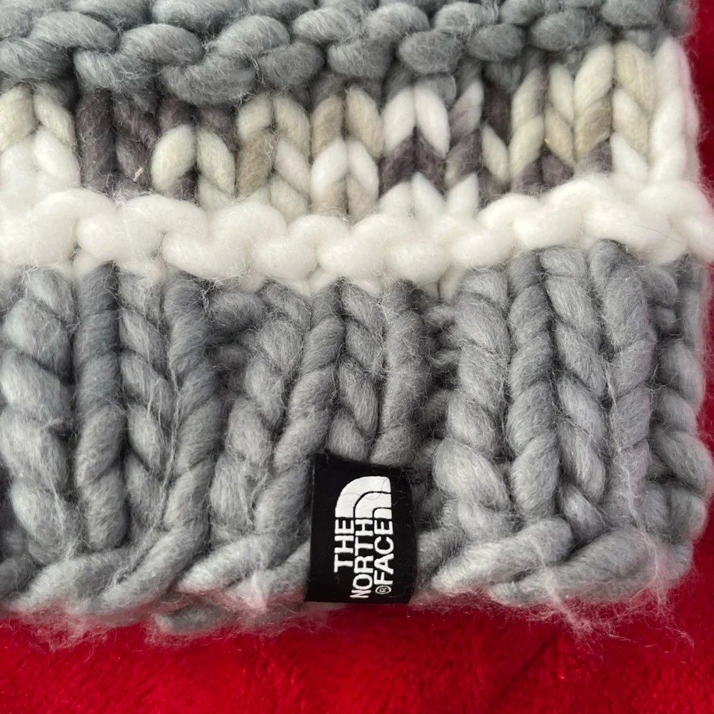 NWOT women’s NorthFace winter hat - Picture 2 of 3
